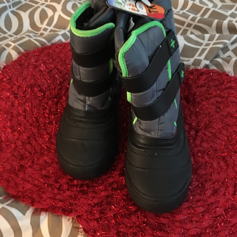 SNOW BOOTS. NWT. SZ 3.